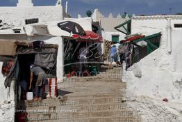 Image du Maroc Professionnelle de  L'escalier d'accès sur le rocher de 'l'îlot de Sidi Abderrahman situé à quelques mètres de la corniche de Casablanca, un peu plus loin de la koubba qui abrite le marabout ; Les pèlerins affluent pour se purifier, jeter un sort ou faire un sacrifice, Lundi  7 Octobre 2012. (Photo / Abdeljalil Bounhar) 